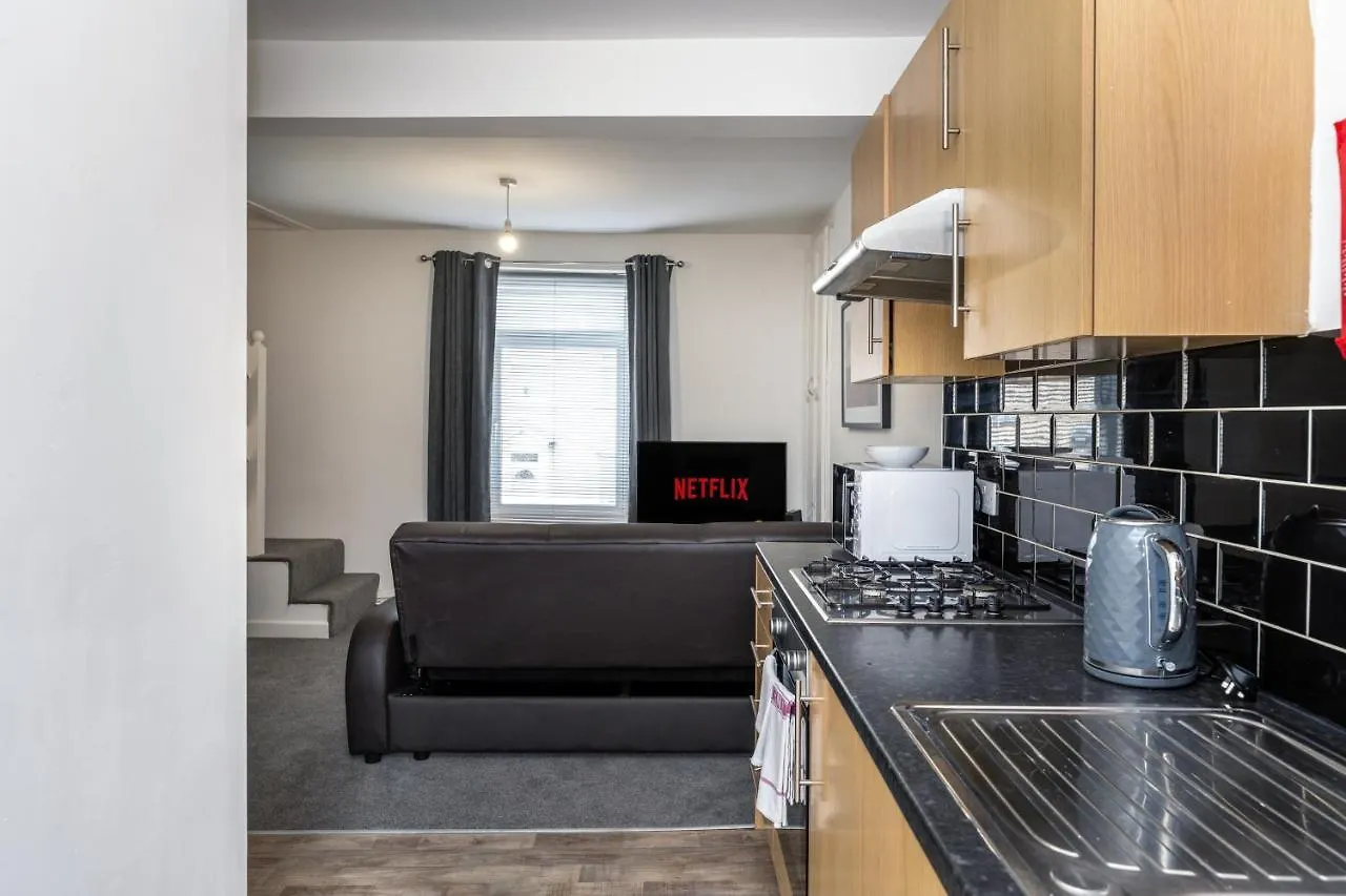 En-Suite Apartment, Fully Equipped Kitchen Swansea