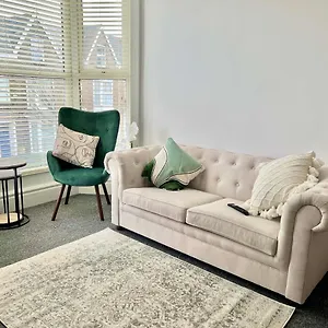 Stunning Flat Close To Apartment